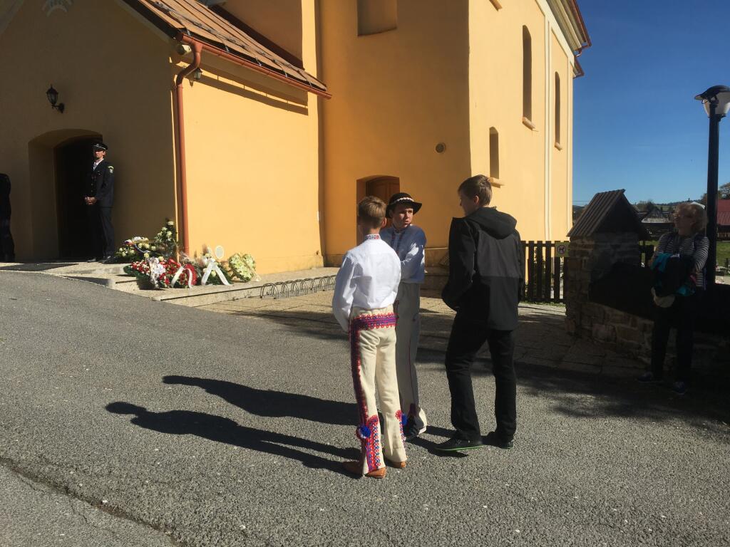 Kostol sa nachádza vedľa cintorína.