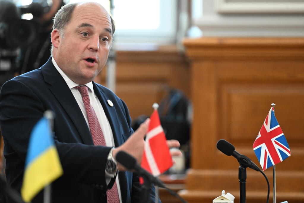 KK17 Kodaň - Britský minister obrany Ben Wallace hovorí v závere konferencie darcov pre Ukrajinu v Kodani vo štvrtok 11. augusta 2022. Konferenciu zorganizovali ministri obrany Ukrajiny, Spojeného kráľovstva a Dánska. FOTO TASR/AP
British Defence Secretary Ben Wallace speaks during the closing presser of the donor conference for Ukraine at Christiansborg Palace in Copenhagen, Thursday, Aug. 11, 2022. The international donation conference will strengthen the long-term support for Ukraine with dis
