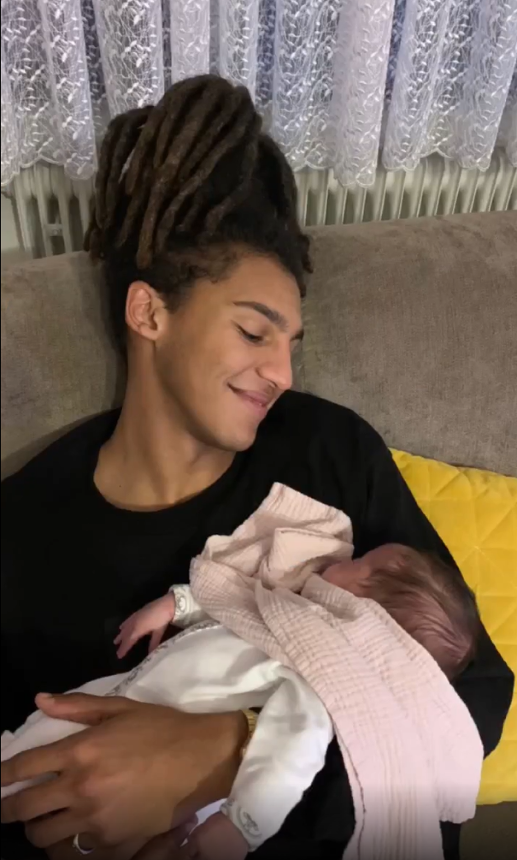 Zábery z videa k prvým narodeninám: Matúš Kolárovský s dcérou.