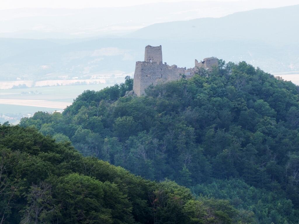 Hrad Tematín je dominantou stredného Považia.