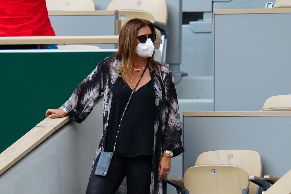 Roger Federer štartuje na antukovom grandslame. Na ňom ho sprevádza aj Mirka, ktorá bola počas 2. kola stredobodom pozornosti na tribúne. Hoci nahodila tmavý outfit, slnečné okuliare a respirátor, aj cez to všetko bola neprehliadnuteľná.