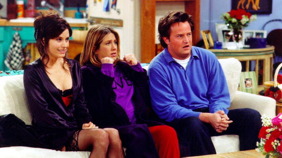 UNDATED PHOTO:  Actors Courteney Cox Arquette (L), Jennifer Aniston (C) and Matthew Perry are shown in a scene from the NBC series "Friends". The series received 11 Emmy nominations, including outstanding comedy series, by the Academy of Television Arts and Sciences July 18, 2002 in Los Angeles, California.  (Photo by Warner Bros. Television/Getty Images) 