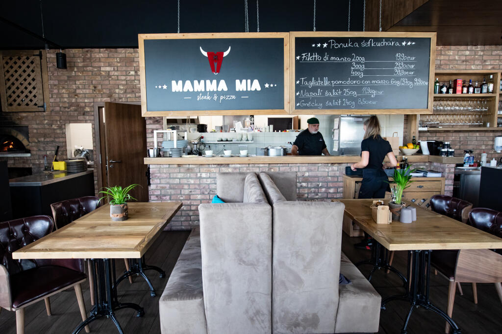 Otec Mareka Hamšíka Richard v reštaurácií Mamma Mia v Banskej Bystrici. 
