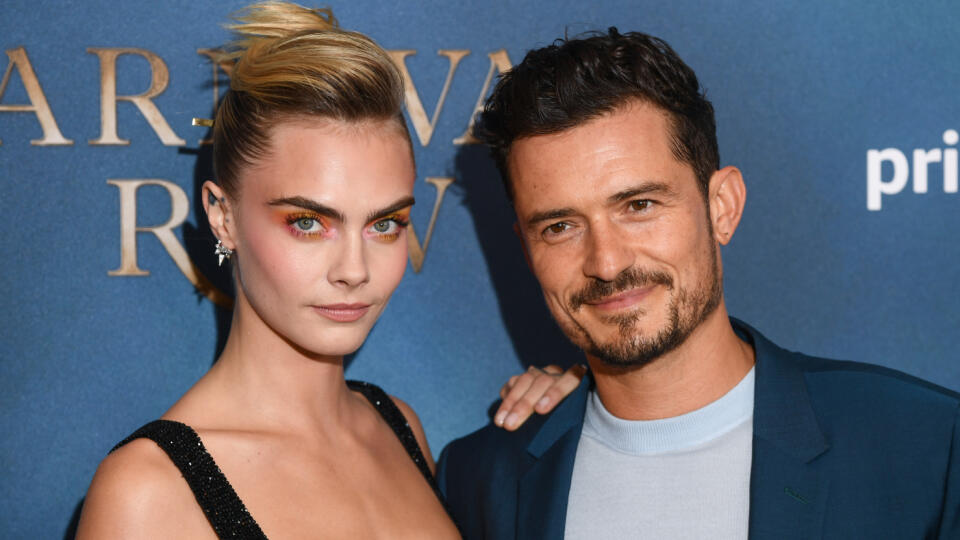 Orlando Bloom a jeho herecká kolegyňa zo seriálu Carnival Row, Cara Delevingnová. Práve Carnival Row je dôvodom, pre ktorý sa Bloom teraz zdržiava v Prahe. Snímka sa totiž nakrúca práve v hlavnom meste našich susedov. Na Caru však Orlandova snúbenica Katy Perry žiarliť nemusí, to skôr na nie veľmi zdravý vzťah medzi jej partnerom a jeho psom...