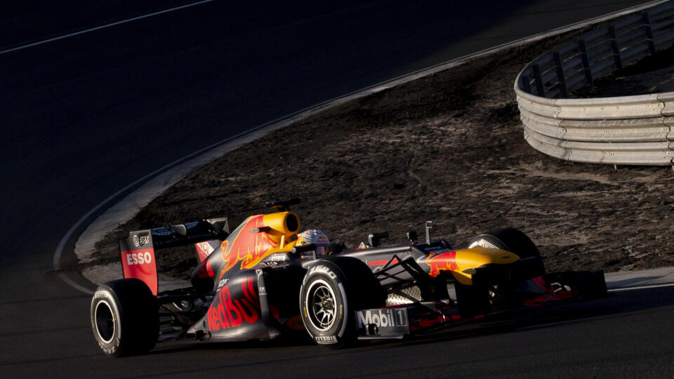 MIK 12 Zandvoort - Holandský jazdec Max Verstappen prechádza zákrutou počas testu a oficiálnej prezentácie zrekonštruovanej trate F1 v plážovom stredisku Zandvoort v Holandsku 4. marca 2020. FOTO TASR/AP

F1 driver Max Verstappen of The Netherlands drives his car through one of the two banked corners during a test and official presentation of the renovated F1 track in the beachside resort of Zandvoort, western Netherlands, Wednesday, March 4, 2020. (AP Photo/Peter Dejong)