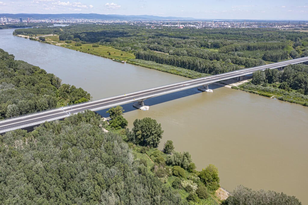 Nultý obchvat Bratislavy je takmer dokončený.  Jednotlivý úseky diaľnice D4 a rýchlostnej cesty R7 sú takmer hotové a sú pripravené na odovzdanie do užívania vodičom. Na snímke z dronu pohľad na nový Lužný most ponad Dunaj. V Bratislave 10. júna 2021. FOTO TASR - Michal Svítok