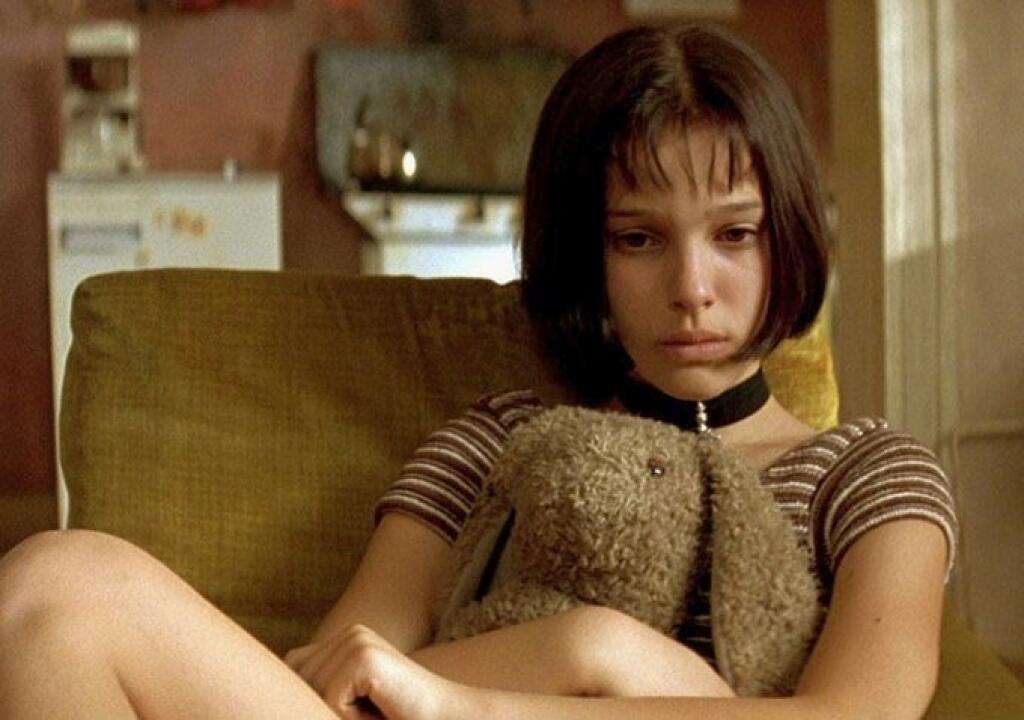 Natalie Portman (40): Leon (1994): Kultový Leon jej otvoril dvere do prvotriednej hereckej spoločnosti - 11-ročnú Portman doň napokon vybral samotný režisér Luc Besson z asi 2-tisíc kástovaných dievčat. Vo francúzskom krimitrileri si herecky sekundujúc Jeanovi Renovi maľovala oči, fajčila cigaretu, zaľúbila sa do staršieho muža a učila sa zabíjať, čo sa mimoriadne nepáčilo jej konzervatívnym rodičom.