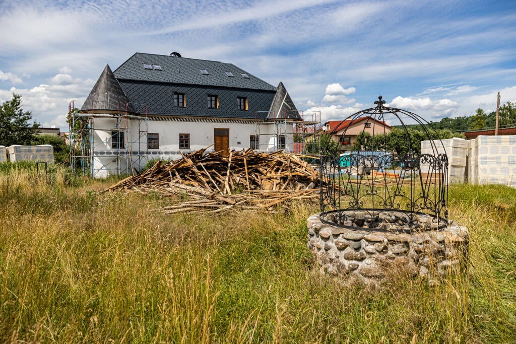 „Nebudujeme nejaký obrovský hotel. Izieb bude len pár a priestor bude zameraný skôr na svadby a iné podujatia. V Banskej Bystrici a okolí je zložité nájsť pekný priestor, napríklad, na svadbu. Takže verím, že ak ponúkneme zrenovovanú historickú pamiatku, bude to skvelý projekt,“ povedal Marek