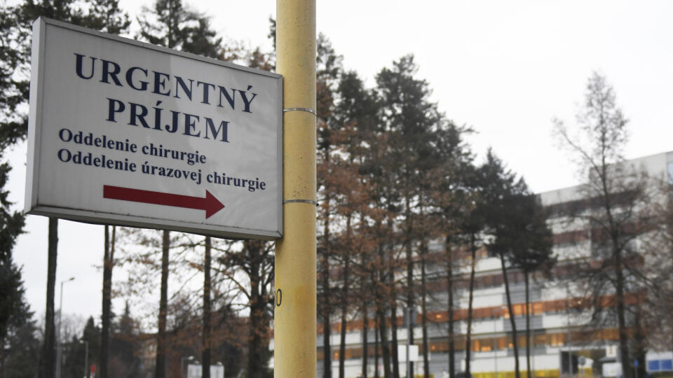 Na snímke tabuľa s nápisom Urgentný príjem pre oddelenia chirurgie a úrazovej chirurgie Fakultnej nemocnice s poliklinikou (FNsP) J. A. Reimana v Prešove, kde sa od štvrtka 1. decembra poskytuje plne zabezpečená zdravotná starostlivosť. Vláda a lekárski odborári podpísali v stredu 30. novembra na Úrade vlády SR memorandum, ktoré rieši požiadavky lekárov v hromadných výpovediach. Obe strany veria, že je to začiatok spolupráce a krok k lepšiemu zdravotníctvu na Slovensku. Parlament krátko pred pod