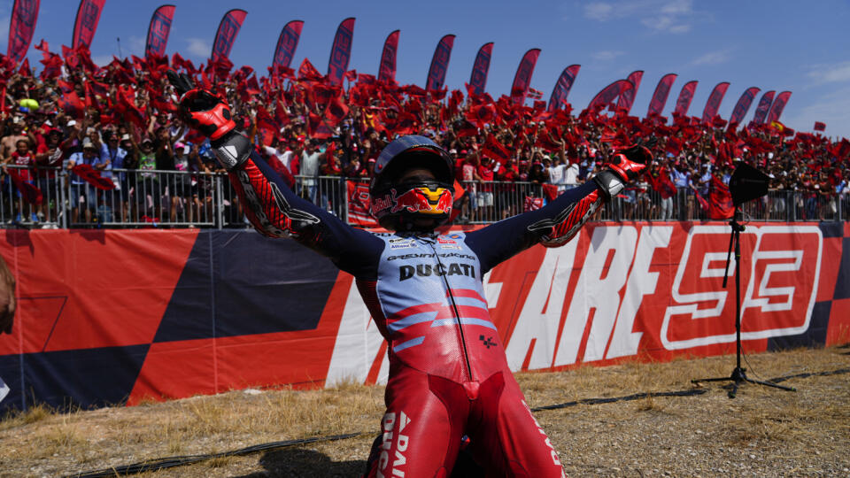 KK27 Alcaniz - Španielsky motocyklový pretekár Marc Marquez sa raduje pred fanúšikmi po triumfe na VC Aragónska seriálu MotoGP v nedeľu 1. septembra 2024 na okruhu v Alcanize. FOTO TASR/AP
Spain's rider Marc Marquez of the Gresini Racing MotoGP celebrates in front of fans after winning the MotoGP Aragon Motorcycle Grand Prix at the MotorLand Aragon circuit, in Alcaniz, Spain, Sunday, Sept. 1, 2024. (AP Photo/Jose Breton)