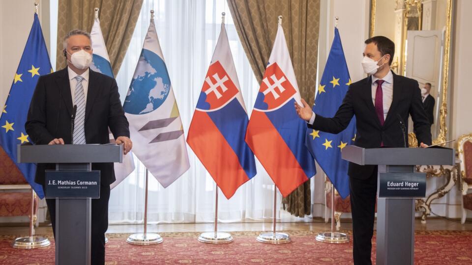Predseda vlády SR Eduard Heger (vpravo) a generálny tajomník Organizácie pre hospodársku spoluprácu a rozvoj (OECD) Mathias Cormann počas tlačovej konferencie po ich spoločnom stretnutí na Úrade vlády SR 13. januára 2022 v Bratislave.