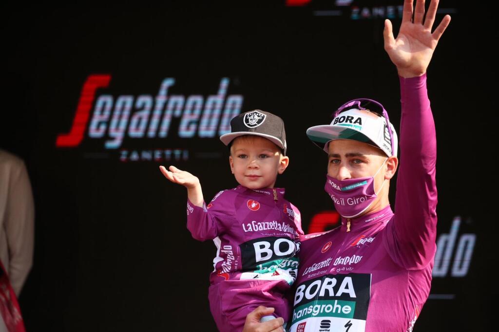Peter Sagan zobral na pódium aj synčeka Marlona a spolu oslávili úspech strieľaním konfiet.