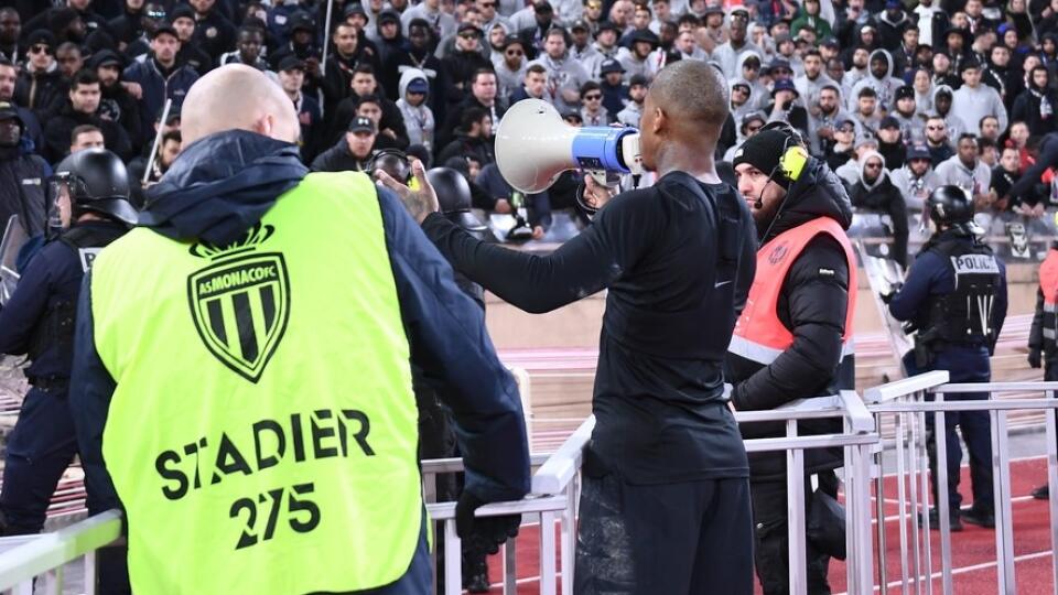 Presnel Kimpembe po prehre predstúpil pred nespokojných fanúšikov s megafónom v ruke a ospravedlnil sa im.