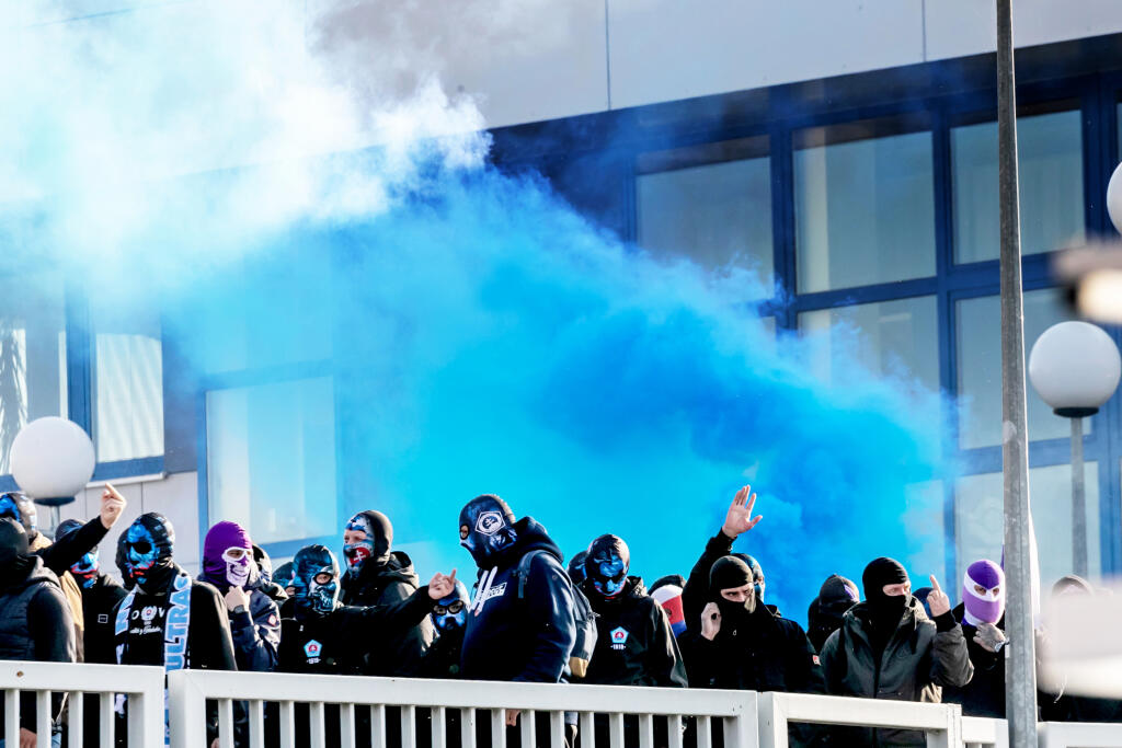 Na snímke je príchod fanúšikov ŠK Slovan Bratislava do Trnavy a ich eskorta na štadión FC Spartak Trnava.