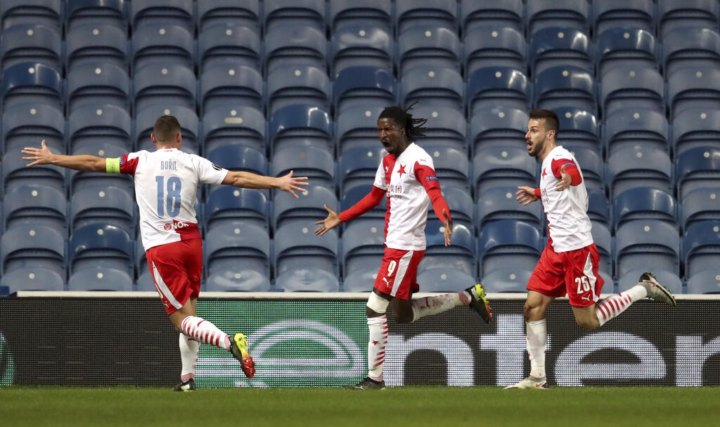 WA 66 Glasgow - Slovenský futbalista v drese Slavie Praha Jakub Hromada (vpravo) sa teší so spoluhráčmi po góle, ktorý strelil Peter Olayinka (uprostred) v odvete osemfinále Európskej ligy Glasgow Rangers - Slavia Praha v Glasgowe vo štvrtok 18. marca 2021. FOTO TASR/AP
Slavia Prague's Peter Olayinka, centre, celebrates scoring his side's first goal of the game with teammates, during the Europa League Round of Sixteen match between Rangers and Slavia Prague, at Ibrox Stadium, in Glasgow, Sc