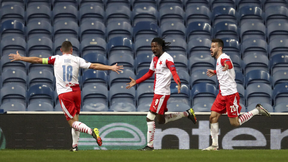 WA 66 Glasgow - Slovenský futbalista v drese Slavie Praha Jakub Hromada (vpravo) sa teší so spoluhráčmi po góle, ktorý strelil Peter Olayinka (uprostred) v odvete osemfinále Európskej ligy Glasgow Rangers - Slavia Praha v Glasgowe vo štvrtok 18. marca 2021. FOTO TASR/AP
Slavia Prague's Peter Olayinka, centre, celebrates scoring his side's first goal of the game with teammates, during the Europa League Round of Sixteen match between Rangers and Slavia Prague, at Ibrox Stadium, in Glasgow, Sc