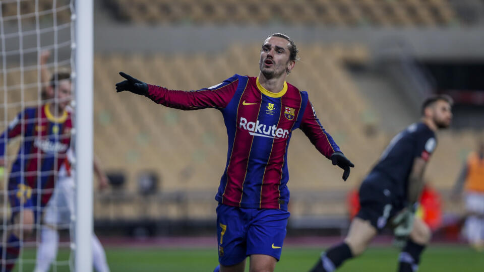 KK17 Sevilla - Futbalista Antoine Griezmann z FC Barcelony sa teší z gólu vo finále španielskeho Superpohára FC Barcelona - Athletic Bibao 17. januára 2021 v Seville. FOTO TASR/AP
Barcelona's Antoine Griezmann celebrates after scoring his second goal during the Spanish Supercopa final soccer match between FC Barcelona and Athletic Bilbao at La Cartuja stadium in Seville, Spain, Sunday, Jan. 17, 2021. (AP Photo/Miguel Morenatti)