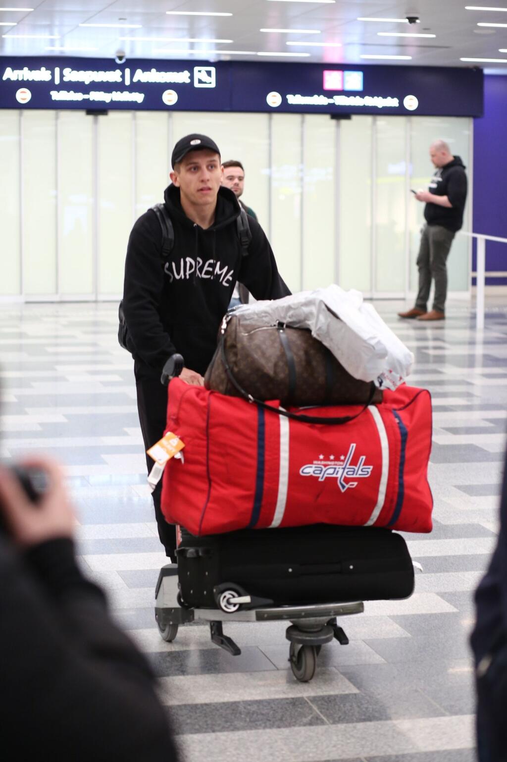 Martin Fehérváry priletel z Ameriky do Fínska, aby posilnil našu hokejovú reprezentáciu. Na letisku mladý obranca pútal pozornosť.