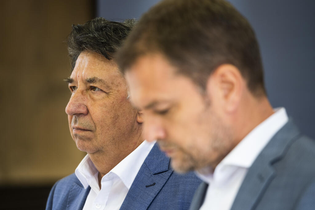Na snímke sprava predseda vlády SR Igor Matovič a minister životného prostredia SR Ján Budaj prichádzajú na tlačovú konferenciu na tému Biznis s právnymi službami v Bratislave 17. augusta 2020. FOTO TASR - Jaroslav Novák