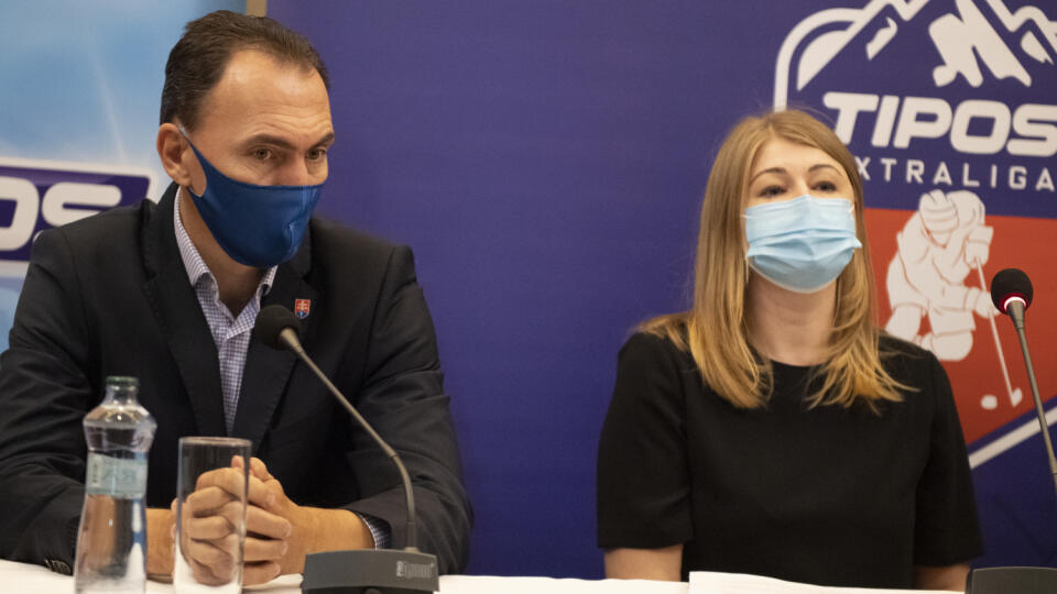 NA snímke zľava prezident SZĽH Miroslav Šatan a riaditeľka Asociácie profesionálnych hokejových klubov (APHK) Anete Büdiová počas žrebu prvého kola hokejovej Tipos extraligy 8. septembra 2020 v Bratislave. FOTO TASR - Pavel Neubauer