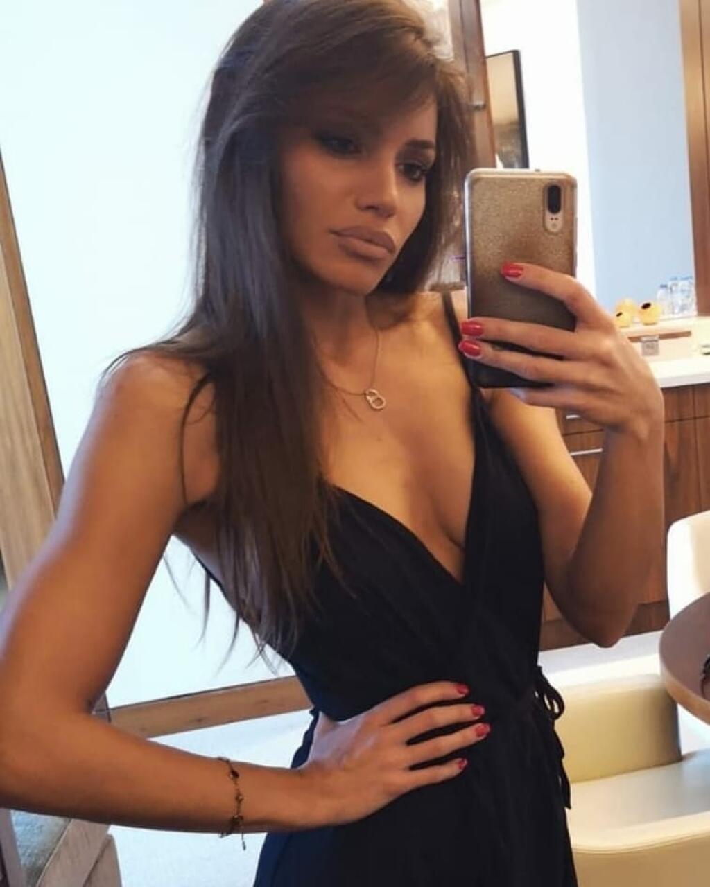 Krásna Sanja Kruževičová sa rada predvádza na sociálnych sieťach v úsporných plavkách.