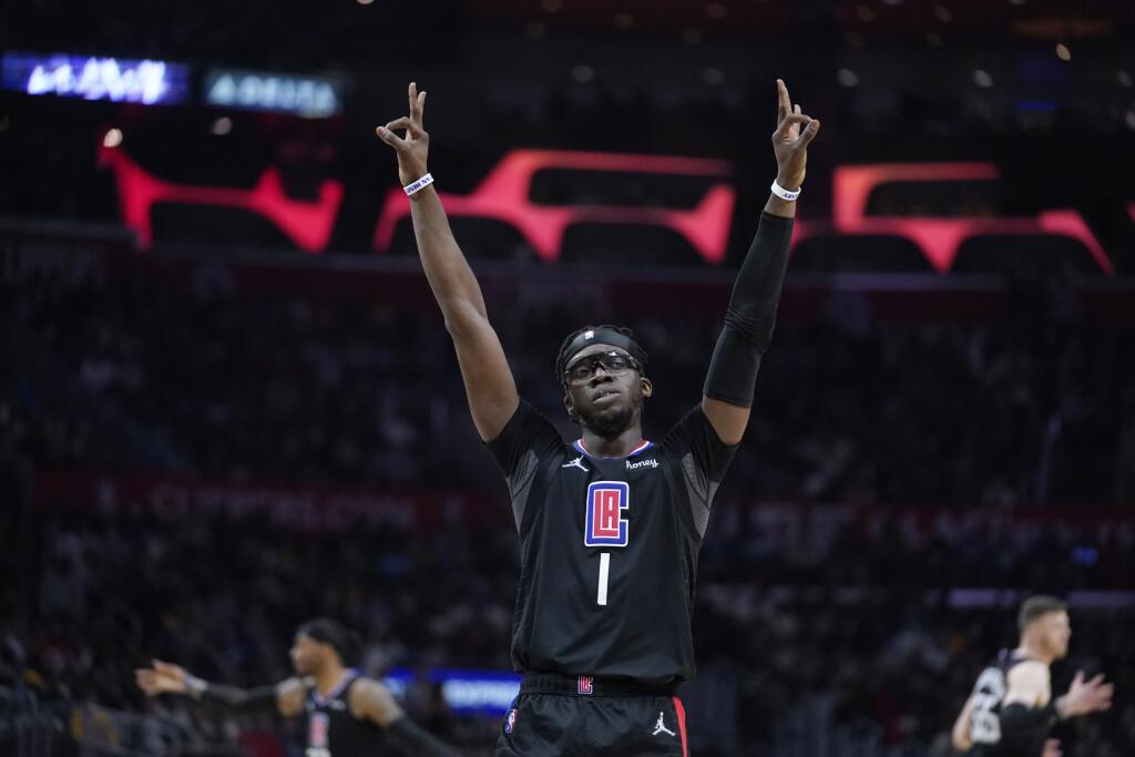 EBE 4 Los Angeles - Na snímke hráč Clippers Reggie Jackson oslavuje trojku v zápase basketbalovej NBA Los Angeles Clippers - Los Angeles Lakers (132:111) v noci na 4. marca 2022. Jackson zaznamenal 36 bodov. FOTO TASR/AP
Los Angeles Clippers guard Reggie Jackson (1) reacts after a 3-point basket by teammate Amir Coffey during the second half of the team's NBA basketball game against the Los Angeles Lakers on Thursday, March 3, 2022, in Los Angeles. (AP Photo/Marcio Jose Sanchez)