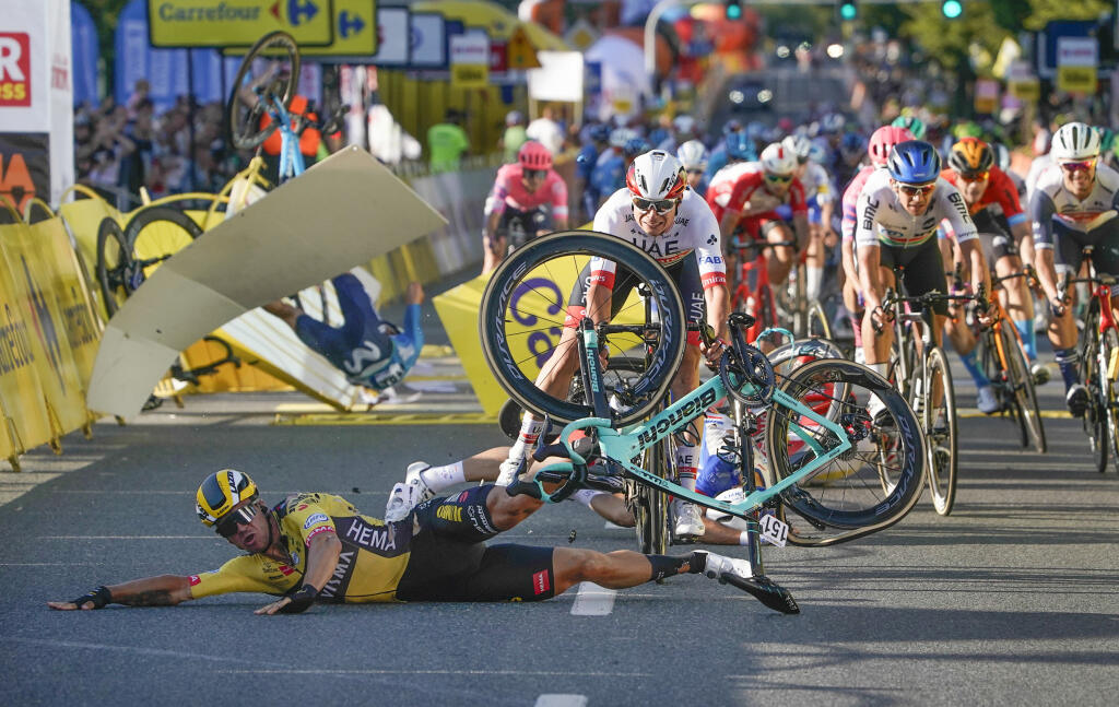 KK5 Katovice - Holandský cyklista Dylan Groenewegen padá na zem v závere úvodnej etapy 77. ročníka pretekov Okolo Poľska 5. augusta 2020 v Katoviciach. Holandský cyklista Fabiou Jakobsen (Deceuninck-Quickstep) bojuje v o život po hrozivom páde v závere úvodnej etapy 77. ročníka pretekov Okolo Poľska. Okrem neho sa zranilo aj viacero ďalších jazdcov. Dvadsaťtriročný Jakobsen narazil a preletel cez bariéru pár metrov pred cieľom po súboji so svojím krajanom Dylanom Groenewegenom, ktorého za jeho n