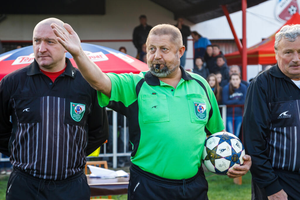 Keby na futbalovom zápase chýbal rozhodca, Štefan Harabin by ho hravo zastúpil. Raz už ako rozhodca pískal v jednom zápase a legenda hovorí, že ho aj z pozície rozhodcu VY-HRAL.