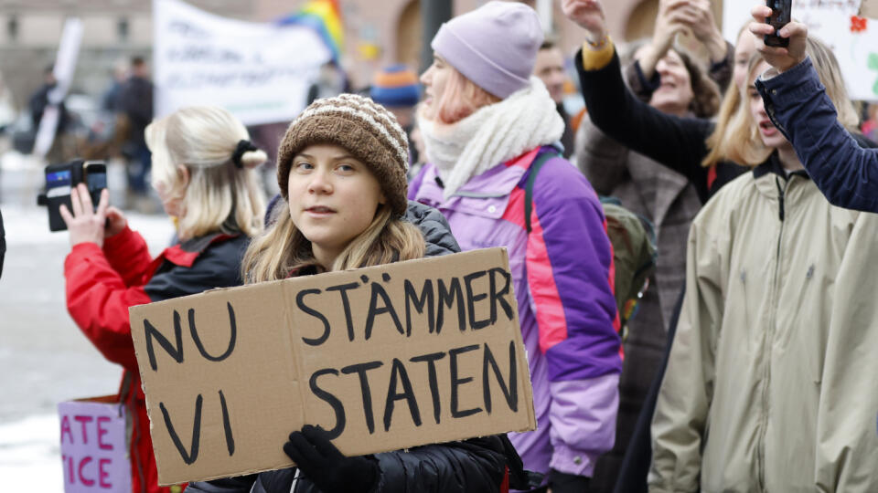 Klimatická aktivistka Greta Thunbergová drží transprent s nápisom Teraz žalujeme štát na proteste, ktorý zorganizovala mládežnícka organizácia Auroras v Štokholme v piatok 25. novembra 2022. Viac než 600 mladých Švédov vrátane Thunbergovej v piatok podalo žalobu na švédsky štát, ktorý obviňujú z nečinnosti v oblasti klímy. FOTO TASR/AP