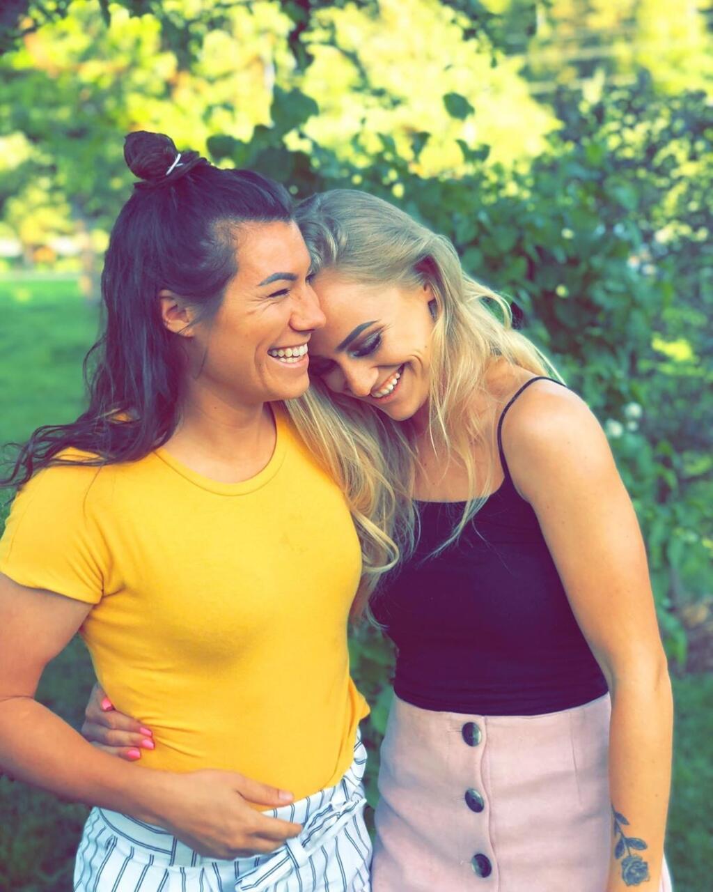 Alisha Lehmannová (20) a Ramona Bachmannová (28) žijú v jednej domácnosti, spia v jednej posteli a nastupujú za konkurenčné kluby.