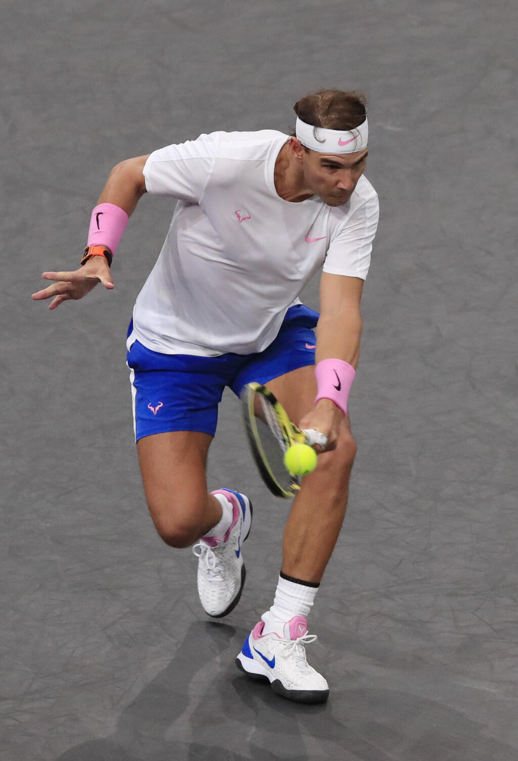 SY 15 Paríž - Španielsky tenista Rafael Nadal vracia loptičku Francúzovi Adrianovi Mannarinovi v zápase 2. kola turnaja ATP Masters 1000 v Paríži 30. októbra 2019. FOTO TASR/AP
Spain's Rafael Nadal returns the ball to France's Adrian Mannarino during the 2nd round match of the Paris Masters tennis tournament in Paris, France, Wednesday, Oct. 30, 2019. (AP Photo/Michel Euler)