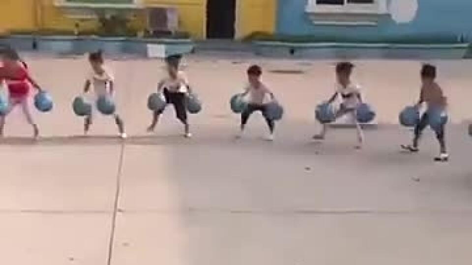 VIDEO Ohromujúca šikovnosť malých detí: S loptou to vedia takmer lepšie ako Jordan!
