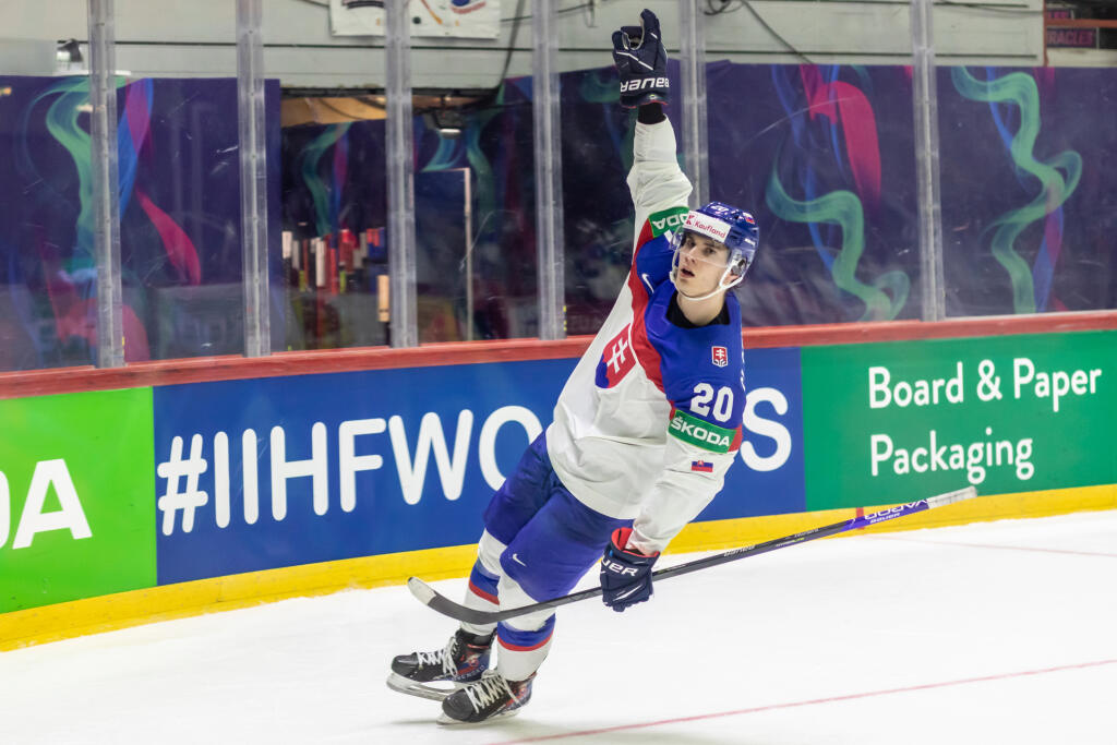 Na snímke je Juraj Slafkovský počas piateho zápasu základnej skupiny MS 2022 v Helsinkách, v ktorom nastúpili slovenskí hokejisti proti Kazachstanu.