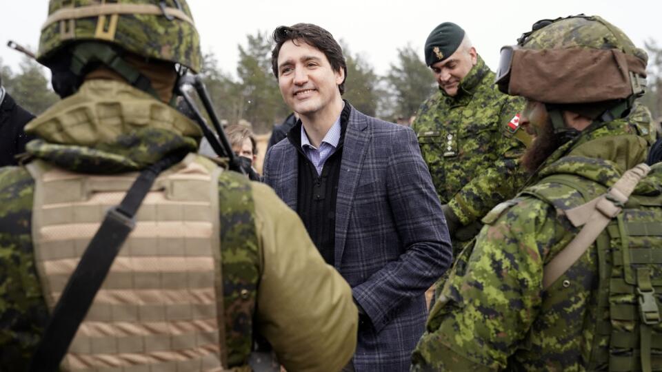 Kanadský premiér Justin Trudeau sa usmieva počas rozhovoru s kanadskými vojakmi na návšteve vojenského výcvikového centra Adaži v Lotyšsku 8. marca 2022.