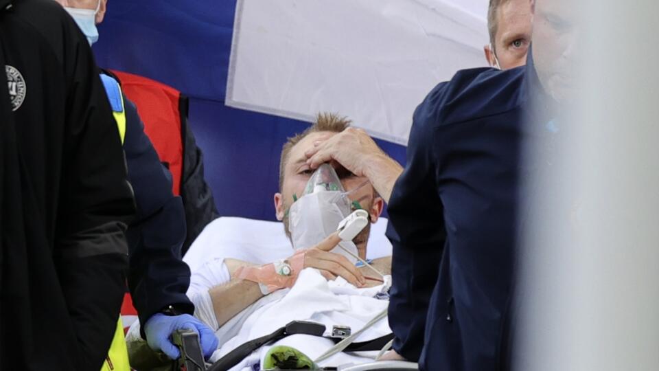 KK15 Kodaň - Na archívnej snímke z 12. júna 2021 záchranári odvážajú na nosidlách dánskeho futbalistu Christiana Eriksena, ktorý skolaboval  počas zápasu základnej B-skupiny Dánsko - Fínsko na európskom šampionáte v Kodani. Dánskeho futbalistu Christiana Eriksena v piatok 18. júna 2021 prepustili z nemocnice. Dvadsaťdeväťročný stredopoliar predtým absolvoval operáciu, pri ktorej mu implantovali kardioverter-defibrilátor. FOTO TASR/AP
FILE - In this file photo dated Saturday, June 12, 2021, Param