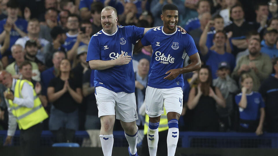 WA 36 archív Liverpool - Na archívnej snímke z 29. júla 2022 futbalista Evertonu Mason Holgate (vpravo) a fanúšik Paul Stratton, ktorý dostal príležitosť zahrať si v drese anglického klubu a kopať penaltu v závere prípravného zápasu medzi futbalistami Evertonu a Dynamom Kyjev v Liverpoole. Kouč ho nechal kopať jedenástku, ktorú hlavný rozhodca nariadil napriek tomu, že nedošlo k žiadnemu porušeniu pravidiel. Klub ho týmto spôsobom odmenil za pomoc ukrajinským utečencom, ktorým bývalý policajt ni