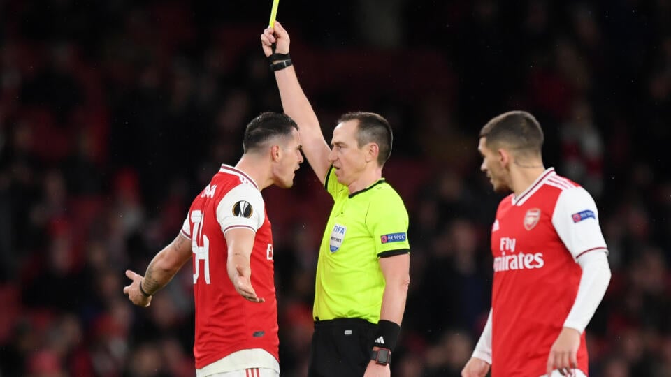Granit Xhaka z Arsenalu dostáva žltú kartu od rozhodcu.