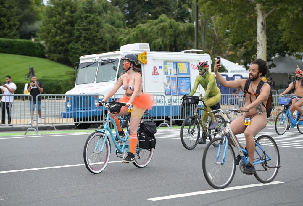 Bicykle a športovci, ktorí ukázali úplne všetko. Americké mesto Philadelphia opäť ožilo a zaplnilo sa obnaženými cyklistami.
