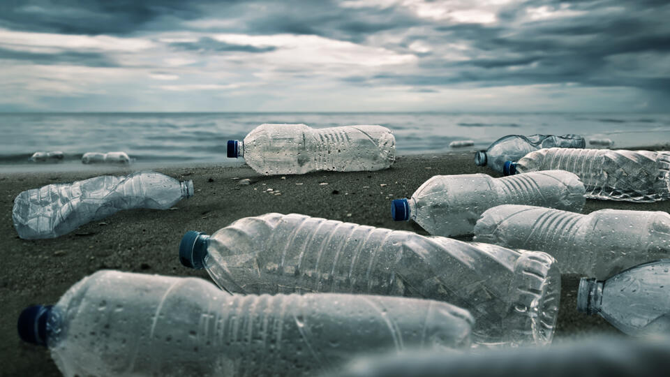 Plastic,Water,Bottles,Pollution,In,Ocean,(environment,Concept)