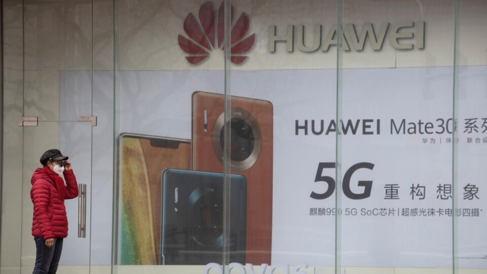 WA 7 archív Peking - Na archívnej snímke z 8. marca 2020 žena s ochranným rúškom telefonuje pred reklamou spoločnosti Huawei v Pekingu. Čínsky výrobca telekomunikačných zariadení, koncern Huawei Technologies, zaznamenal vlani nárast zisku, ale najslabší za tri roky. Dôvodom bol slabý zahraničný odbyt v dôsledku intenzívnej americkej kampane. USA totiž podozrievajú Huawei zo špionáže pre úzke kontakty vedenia koncernu s čínskou vládou.Tento rok tak bude Huawei čeliť nielen reštrikciám, spojeným s