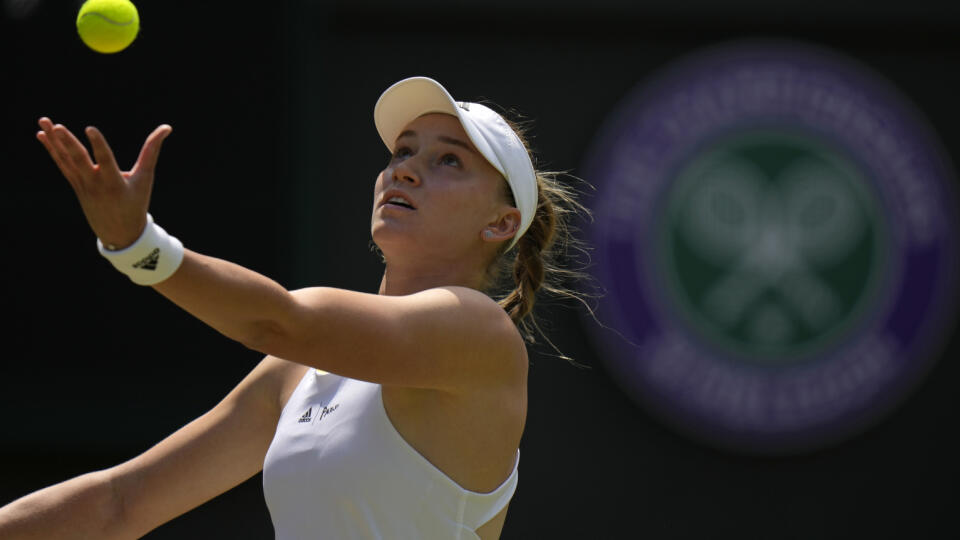 JB 11 Londýn - Kazašská tenistka Jelena Rybakinová podáva proti Chorvátke Petre Martičovej v osemfinále dvojhry žien na grandslamovom tenisovom turnaji Wimbledon v Londýne 4. júla 2022. FOTO TASR/AP
Kazakhstan's Elena Rybakina serves to Croatia's Petra Martic in a women's singles fourth round match on day eight of the Wimbledon tennis championships in London, Monday, July 4, 2022. (AP Photo/Alastair Grant)