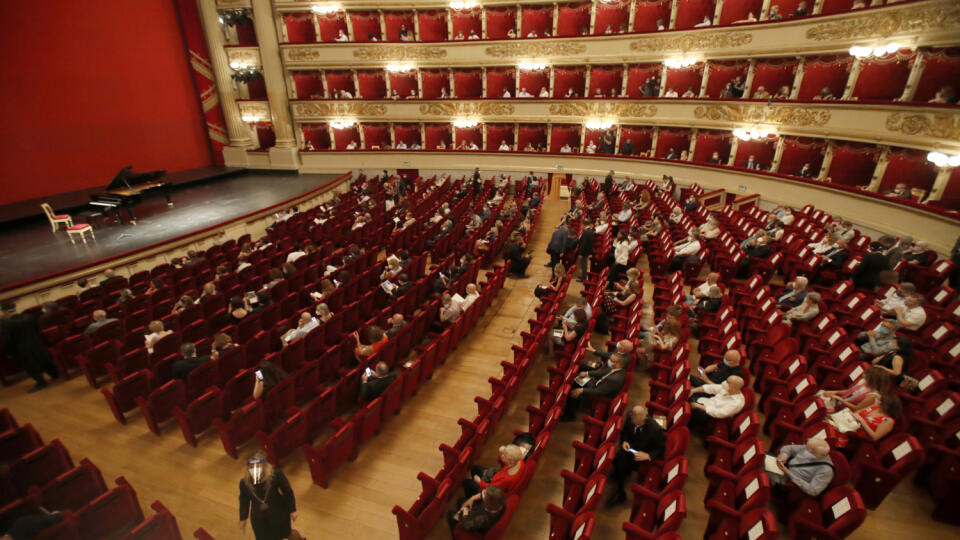 JB 30 Miláno - Diváci sedia s ochrannými rúškami a so sociálnym odstupom na zabránenie šíreniu nového koronavírusu pred predstavením v divadle La Scala v Miláne 6. júla 2020. Divadlo La Scala otvorili po trojmesačnej prestávke pre pandémiu koronavírusu. Práve Taliansko bolo v rámci Európy prvotným ohniskom nákazy koronavírusu. FOTO TASR/AP
Spectators sit apart from each other to respect social distancing, prior to a show at the La Scala theater in Milan Italy, Monday, July 6, 2020. La Scala o