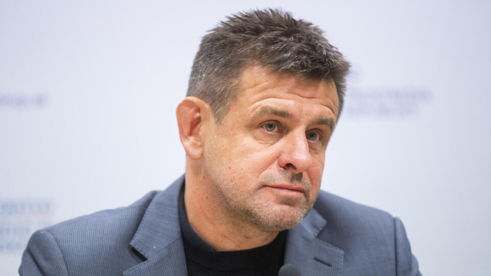 Na snímke podpredseda vlády a minister životného prostredia László Sólymos (Most-Híd) počas vyhlásenia ku stredajším udalostiam 23. januára 2020 v Bratislave. Minister životného prostredia László Sólymos (Most-Híd) podáva demisiu. Oznámil to na štvrtkovej tlačovej konferencii v reakcii na jeho stredajší (22. 1.) incident. Za svoj skutok sa zároveň ospravedlnil. FOTO TASR - Jaroslav Novák