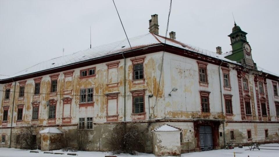 SLÁVA POMINULA :
Z hrdého kaštieľa
Erdődyovcov ostala
rozpadajúca sa
stavba. Dnes ho už
nikto nechce.