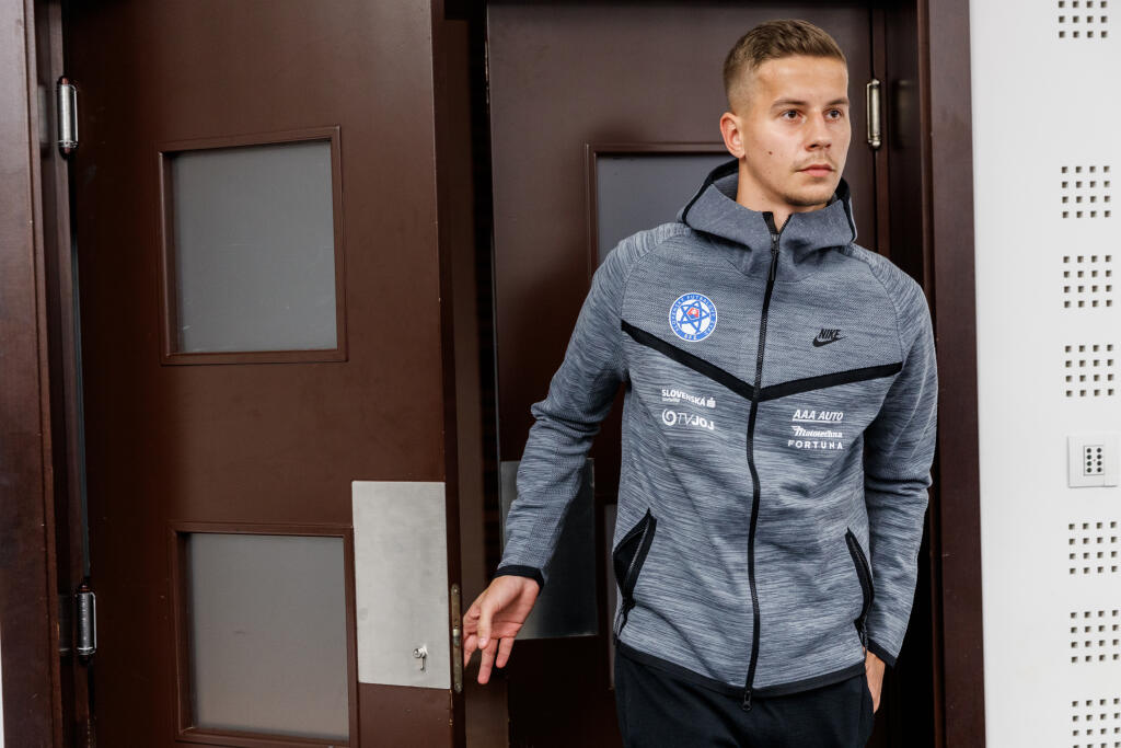 Ľubomír Šatka - Slovenský futbalista má povesť veľkého talentu, lenže tú naštrbila okrem nočného výjazdu sedmičky reprezentantov, medzi ktorými bol aj Šatka a po ktorom skončil na lavičke reprezentácie tréner Ján Kozák, tiež novembrová udalosť, do ktorej sa obranca Dunajskej Stredy zaplietol. Po stretnutí s Nitrou si totiž vyšiel so spoluhráčmi do ulíc Bratislavy a v jednom z podnikov ho mal fyzicky napadnúť len 19-ročný útočník. „Boli sme tam spolu ako tím a ja som dostal ranu do hlavy, takže si detaily nepamätám,“ vyjadril sa Šatka pre Šport24.sk. „Nemôžem poriadne rozprávať a som psychicky na dne,“ dodal 23-ročný futbalista. Po útoku musel byť ošetrený v nemocnici a prvotná diagnóza hovorila o tom, že si už do konca roka nezahrá. Šatka mal po údere do tváre poškodené zuby, posunutý chrup a tržnú ranu na pere. Napriek tomu sa stihol dať dokopy skôr, ako sa očakávalo a v drese Dunajskej Stredy zasiahol ešte do jesennej časti Fortuna ligy. Náš obranca si však nabudúce zrejme rozmyslí, či si po zápase pôjde vyvetrať hlavu alebo bude radšej sekať dobrotu.