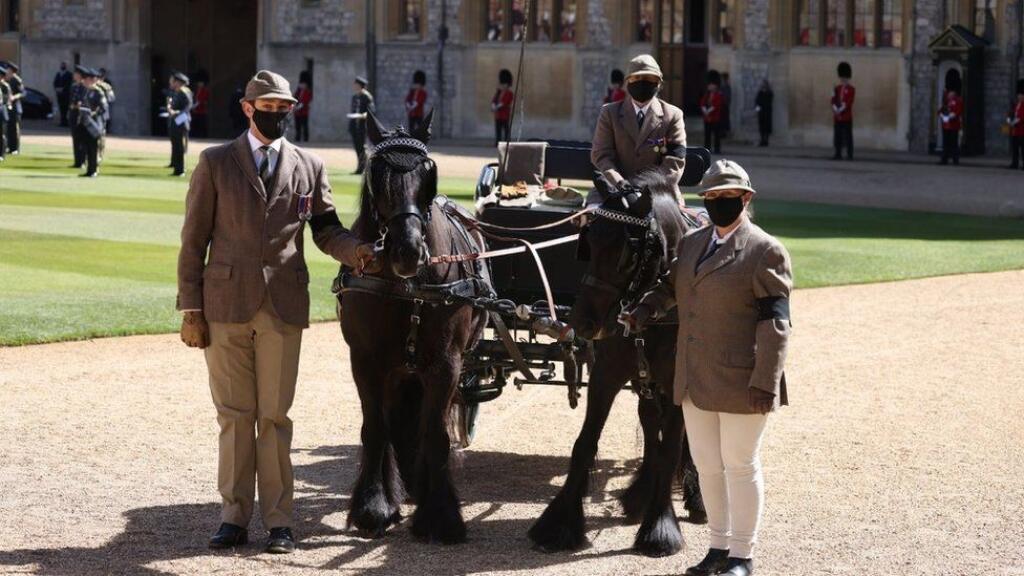 O tom, že poníky s kočom boli jeho milovaným a vzácnym majetkom svedčí aj to, že na jeho pohrebe stáli vo vnútri zámku Windsor a prechádzali okolo pohrebného sprievodu. Na sedadle koča bola vojvodova čiapka, bič a hnedé rukavice a neďaleko červený hrniec s hrudkami cukru, ktorým kŕmil svoje poníky.