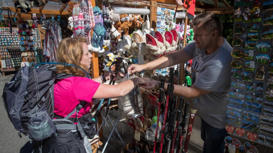 Turistická sezóna počas pandémie koronavírusu Covid - 19 vo Vysokých Tatrách na Slovensku.