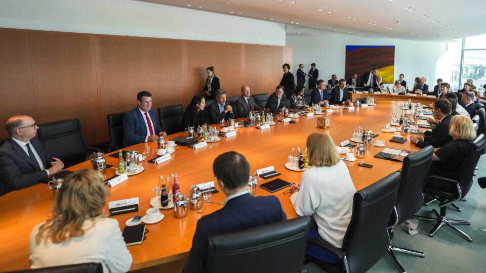 JB 26 Berlín - Nemecký kancelár Olaf Scholz (v pozadí uprostred) vedie prvé zasadnutie vládneho kabinetu po letnej prestávke v Berlíne 21. augusta 2024. FOTO TASR/AP
German Chancellor Olaf Scholz, sitting center, leads the first cabinet meeting of the German government after a summer break at the chancellery in Berlin, Germany, Wednesday, Aug. 21, 2024. (AP Photo/Markus Schreiber)