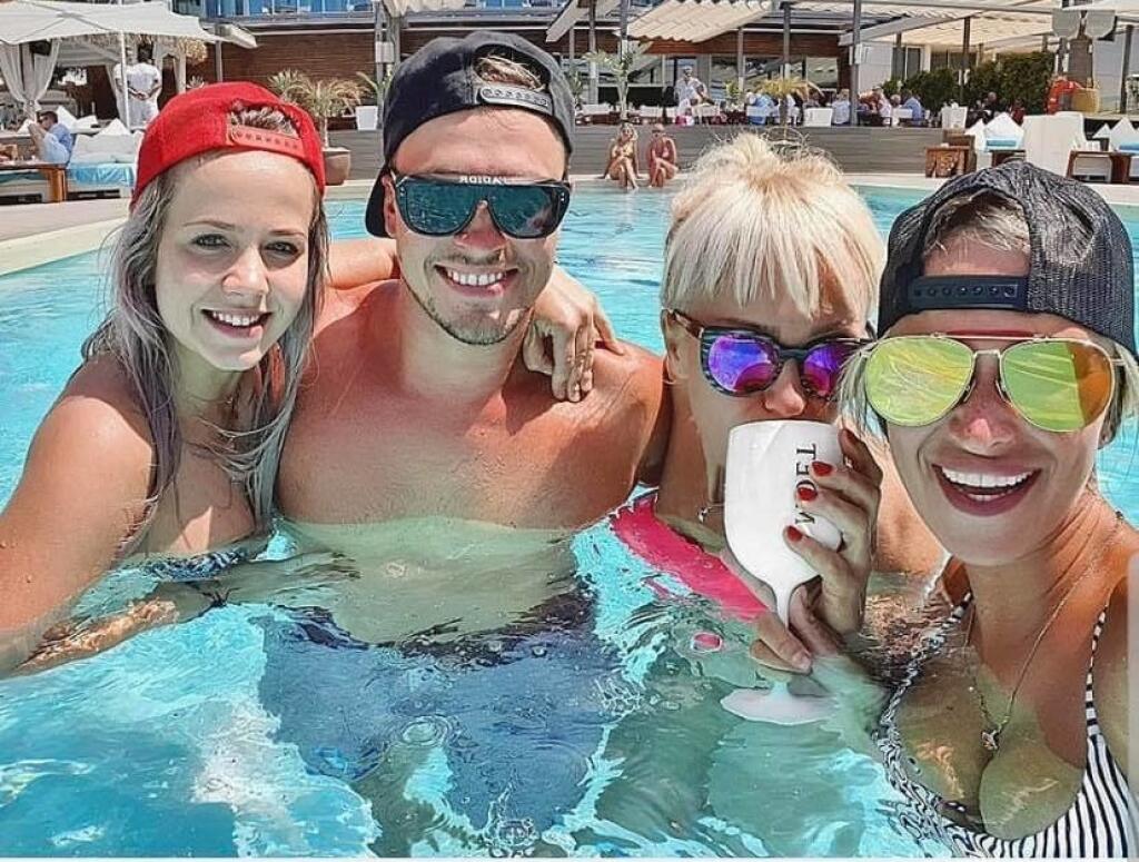 Lukáš Kozák so sestrou, svokrou a priateľkou na minuloročnej dovolenke na Bali.