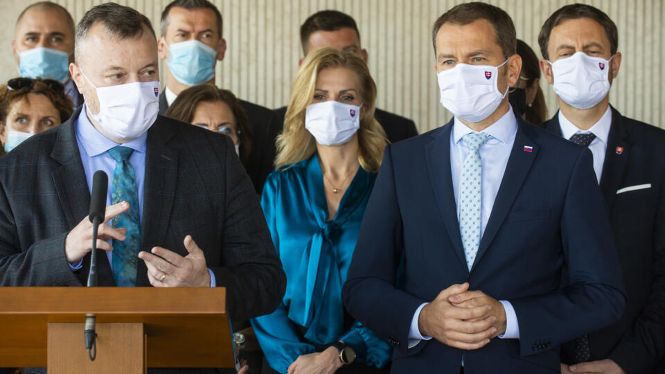 Na snímke zľava minister práce, sociálnych vecí a rodiny SR Milan Krajniak, poslankyňa NR SR Petra Krištúfková (obaja Sme rodina), predseda vlády SR Igor Matovič a minister financií SR Eduard Heger (obaja OĽaNO) počas tlačovej konferencie k výsledku hlasovania o zákone týkajúceho sa žien ročníkov 1957 – 1963, 24. septembra 2020 v Bratislave. FOTO TASR – Jakub Kotian